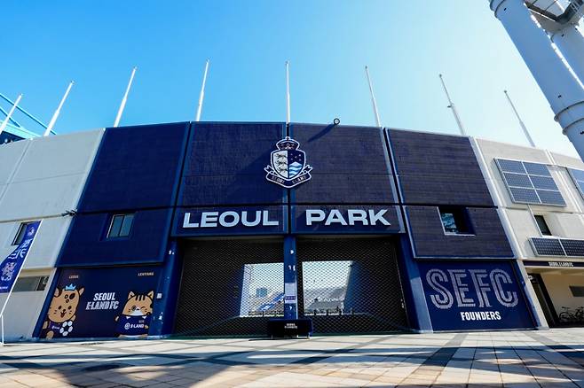 파운더스의 이름과 포토존이 신설된 외부 벽변. /사진=서울 이랜드 제공