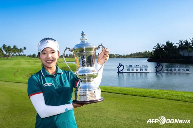 지난 8일 KLPGA 투어 블루베이 LPGA에서 우승을 차지한 이미향이 트로피를 들어올리고 있다. /AFPBBNews=뉴스1