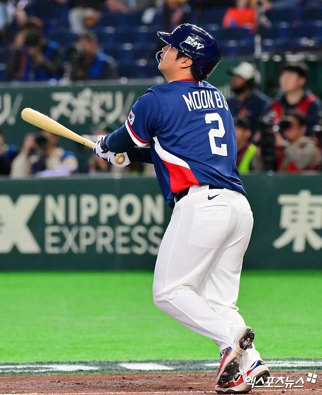 9일 오후 일본 도쿄돔에서 열린 2026 월드베이스볼클래식(WBC) C조 한국과 호주의 경기, 2회초 무사 1루 한국 문보경이 투런 홈런을 날리고 있다. 도쿄, 김한준 기자