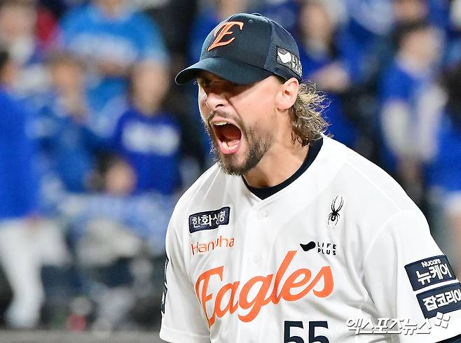 24일 오후 대전 한화생명 볼파크에서 열린 '2025 신한 SOL Bank KBO 포스트시즌' 삼성 라이온즈와 한화 이글스의 플레이오프 5차전 경기, 7회초 수비를 마친 한화 와이스가 포효하고 있다. 엑스포츠뉴스 DB
