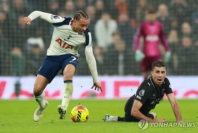 지난달 2일 토트넘전에서 볼을 다투는 맨시티의 로드리(오른쪽) [EPA=연합뉴스 자료사진]