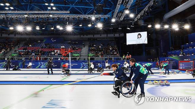 이용석의 집중력 (코르티나담페초=연합뉴스) 한종찬 기자 = 9일(현지시간) 이탈리아 코르티나 컬링 올림픽 스타디움에서 열린  2026 밀라노·코르티나담페초 동계 패럴림픽 휠체어컬링 믹스더블 예선 대한민국 대 에스토니아의 경기. 이용석이 스톤을 밀고 있다. 2026.3.10 saba@yna.co.kr