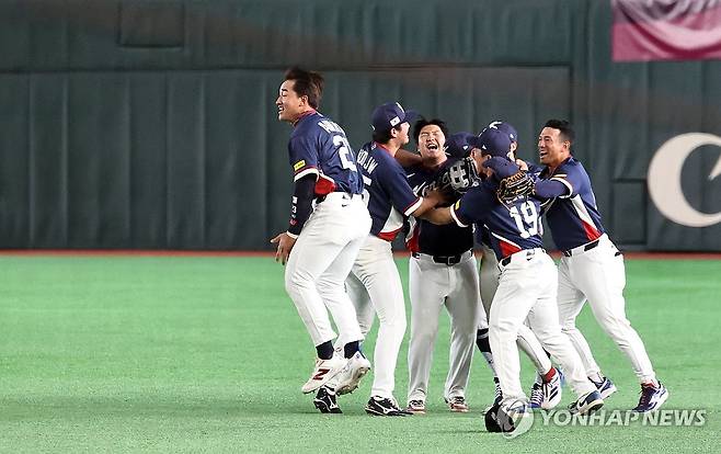 한국 문보경 '바로 이 기분이야!' (도쿄=연합뉴스) 김인철 기자 = 9일 일본 도쿄돔에서 열린 2026 월드베이스볼클래식(WBC) C조 조별리그 최종전 대한민국과 호주의 경기.
호주를 꺾고 8강 진출을 확정한 한국 대표팀의 문보경이 동료 선수들과 함께 기뻐하고 있다. 2026.3.9 yatoya@yna.co.kr