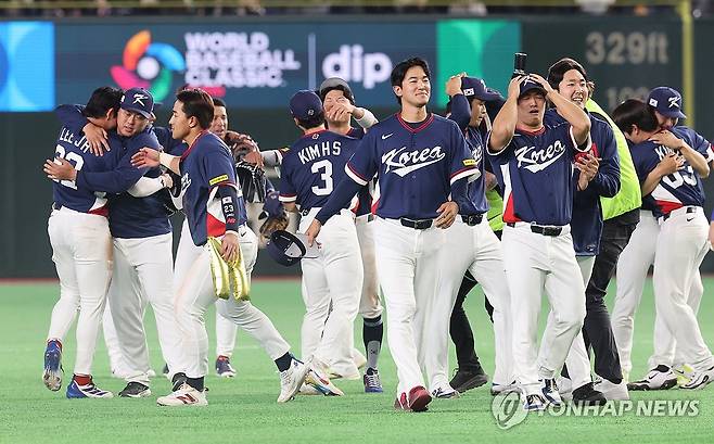 WBC 8강 진출에 기뻐하는 선수들 (도쿄=연합뉴스) 임화영 기자 =9일 일본 도쿄돔에서 열린 2026 월드베이스볼클래식(WBC) C조 조별리그 최종전 대한민국과 호주의 경기. 호주를 꺾고 8강 진출을 확정한 한국 선수들이 기뻐하고 있다. 2026.3.9 hwayoung7@yna.co.kr