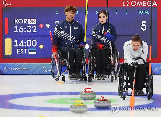 '짝꿍의 작전회의' (코르티나담페초=연합뉴스) 한종찬 기자 = 9일(현지시간) 이탈리아 코르티나 컬링 올림픽 스타디움에서 열린 2026 밀라노·코르티나담페초 동계 패럴림픽 휠체어컬링 믹스더블 예선 대한민국 대 에스토니아의 경기. 백혜진과 이용석이 대화하고 있다. 2026.3.10 saba@yna.co.kr