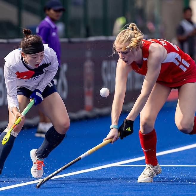 한국과 잉글랜드의 경기 모습.  [FIH 소셜 미디어 사진. 재판매 및 DB 금지]