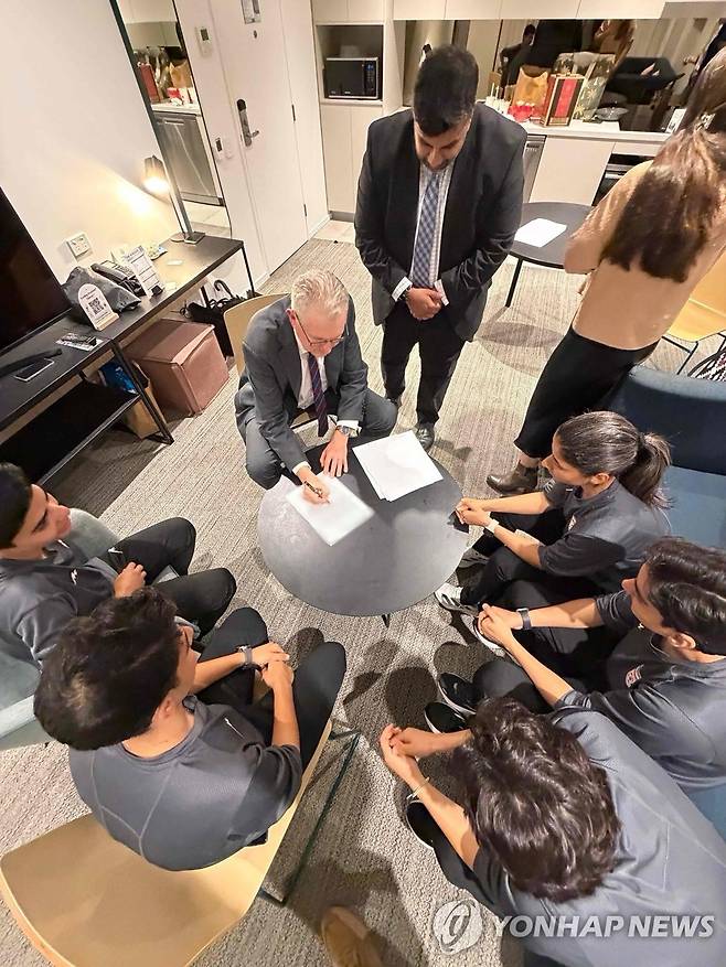 호주, 이란 여자축구대표팀 선수 망명 허용 10일(현지시간) 토니 버크 호주 내무부 장관(가운데)이 호주에 망명을 신청한 이란 여자축구대표팀 선수들과 만나 인도주의 비자 발급 관련 서류에 서명하고 있다.
[호주 내무부 제공. 재판매 및 DB 금지]