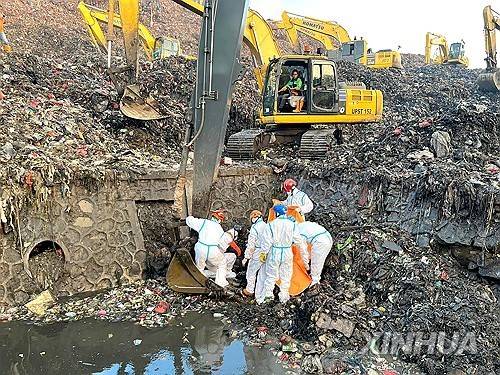 쓰레기 더미 붕괴 현장 [신화통신 연합뉴스. 재판매 및 DB 금지]