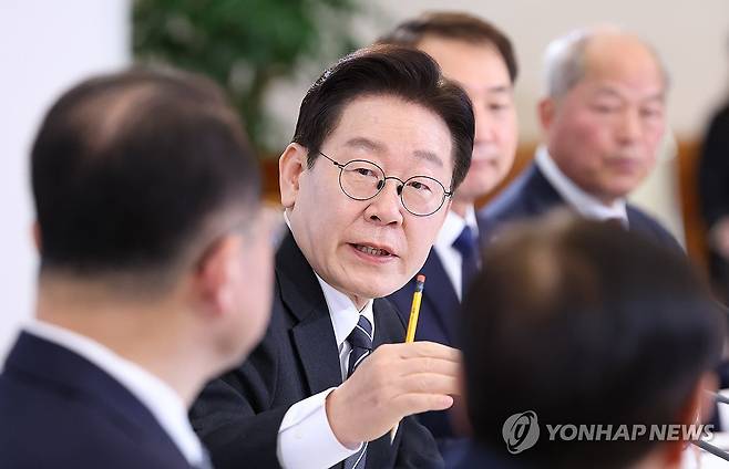 질문하는 이재명 대통령 (서울=연합뉴스) 김도훈 기자 = 이재명 대통령이 10일 청와대에서 열린 '상생을 실천하는 기업인과의 대화'에서 한화오션과 대원산업의 성과공유 상생협력 사례 관련 질문을 하고 있다. 2026.3.10 [청와대통신사진기자단] superdoo82@yna.co.kr