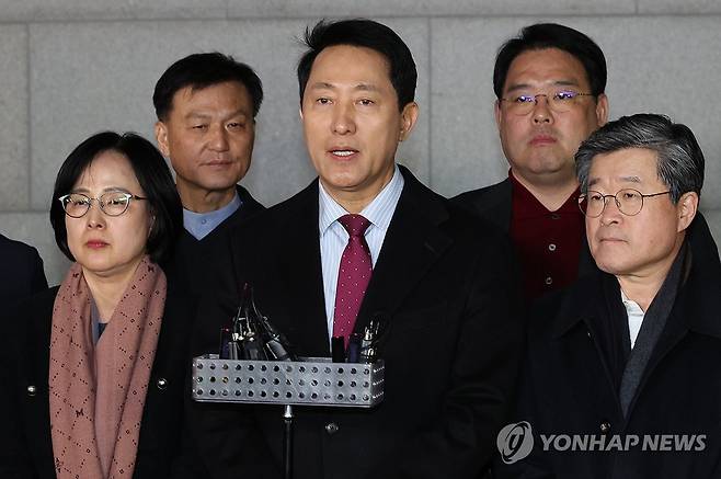 오세훈, 국힘 '절윤' 결의문에 "의미있는 변화 시작" (서울=연합뉴스) 서명곤 기자 = 국민의힘이 당 노선을 논의하는 긴급 의원총회를 열어 '윤 어게인' 반대 등의 내용을 담은 결의문을 채택한 9일 오세훈 서울시장이 서울 중구 한 식당을 나서며 입장을 밝히고 있다. 2026.3.9 seephoto@yna.co.kr