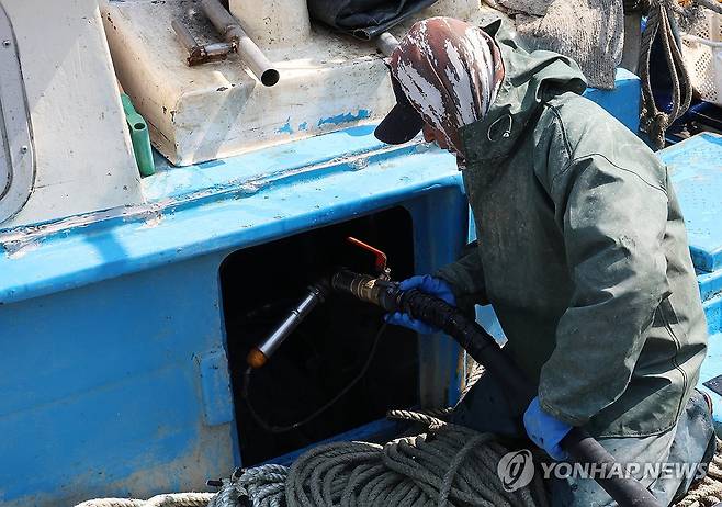 급등하는 유가에 어민 '한숨' (부산=연합뉴스) 박성제 기자 = 최근 중동 전쟁 여파로 유가가 급등한 가운데 10일 오후 부산 사하구 부산시수협 다대위판장 급유소에서 한 어민이 선박에 기름을 넣고 있다. 2026.3.10 psj19@yna.co.kr