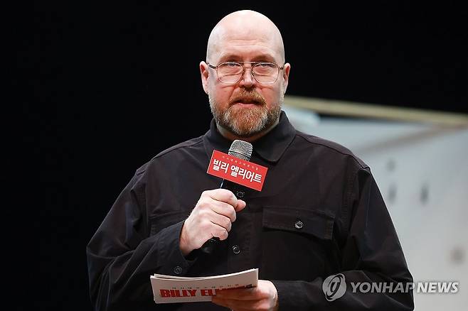 '빌리 엘리어트' 연출을 맡은 에드 번사이드 (고양=연합뉴스) 진연수 기자 = 연출가 에드 번사이드가 10일 오후 경기도 고양시 일산동구 고양아람누리 아람극장에서 열린 뮤지컬 '빌리 엘리어트' 쇼앤텔에서 작품을 소개하고 있다. 2026.3.10 jin90@yna.co.kr