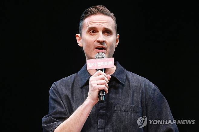 인사말 하는 톰 호지슨 (고양=연합뉴스) 진연수 기자 = 안무가 톰 호지슨이 10일 오후 경기도 고양시 일산동구 고양아람누리 아람극장에서 열린 뮤지컬 '빌리 엘리어트' 쇼앤텔에서 인사말을 하고 있다. 2026.3.10 jin90@yna.co.kr