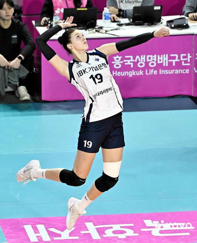 공격 시도하는 IBK기업은행의 빅토리아 [한국배구연맹 제공. 재판매 및 DB 금지]