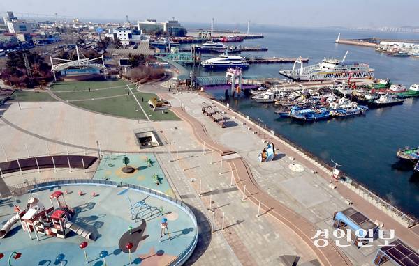 연안부두 해양광장 전망대에서 본 전경. 2026.3.10/김용국기자yong@kyeongin.com