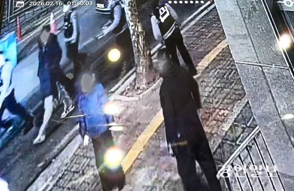 지난 2월 16일 촬영된 인계동 인근 CCTV 영상 캡쳐본. 단속을 마치고 나온 경찰 모습과 건물에서 나온 것으로 보이는 인물 모습이 담겼다. 2026.3.11 /마주영기자 mango@kyeongin.com