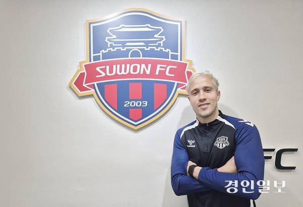 K리그2 수원FC 프리조가 11일 수원종합운동장에서 열린 기자간담회 후 기념 촬영을 하고 있다. 2026.3.11 /이영선기자 zero@kyeongin.com