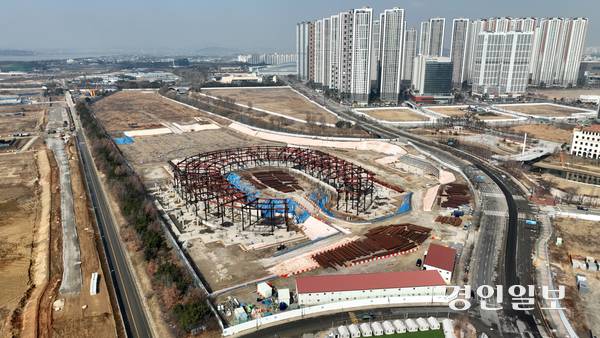 ‘고양 K-컬처밸리 아레나’가 건립 후 수도권 내에서 공연 시설로서 경쟁력을 확보하려면 현재 계획된 규모보다 더 확대될 필요가 있다. 사진은 11일 고양시 K-컬처밸리 아레나 사업이 연기돼 공사가 중단된 모습. 2026.3.11 /최은성기자 ces7198@kyeongin.com