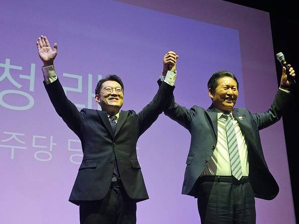 어제(2일) 계양구 경인교대에서 북콘서트를 연 김남준 전 청와대 대변인(왼쪽)이 정청래 민주당 대표와 만세하고 있다. 2026.03.02 [사진 = 김예빈 기자]