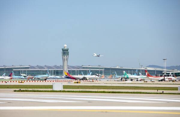 인천공항 제2여객터미널 인근 계류장에서 항공기들이 이동 중인 모습. <사진=인천국제공항공사 제공>