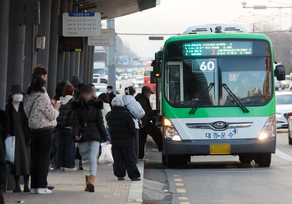 버스 이용객들이 지난 1월13일 광주 서구 광주종합버스터미널 정류장에서 버스에 탑승하고 있다. 판영석 기자