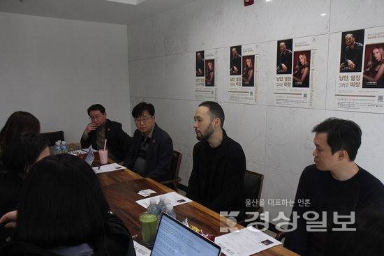 ▲ 지난 9일 오전 처음으로 울산시립교향악단과 합을 맞춘 정민 지휘자가 기자들과 만난 자리에서 소감을 밝히고 있다. 울산시립예술단 제공