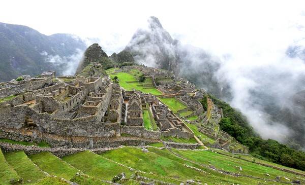 사진가 라상호가 사진으로 담은 칠레 이스터섬 모아이 석상. 송원갤러리에서 3월13일부터 5월 29일까지 열리는 초대전에서 선보이는 작품이다. /송원갤러리