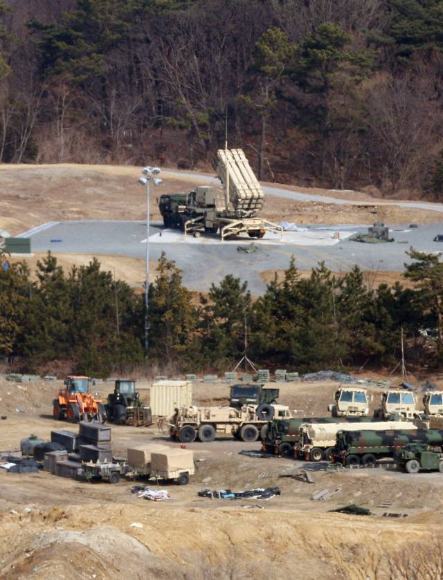10일 미국 국방부가 한국에 배치한 사드(THAAD·고고도 미사일 방어체계) 중 일부를 중동 지역으로 이동시키고 있다는 보도가 나온 가운데 지난 5일 경북 성주군의 미군 사드 기지에서 방공무기 발사대가 하늘을 향하고 있다. 연합뉴스