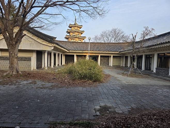 ▲ 민간 기업에 매각된 후 수년째 제대로 관리가 되지 않고 있는 보문관광단지 중심의 보문상가가 을씨년스럽기 까지 하다. 황기환 기자