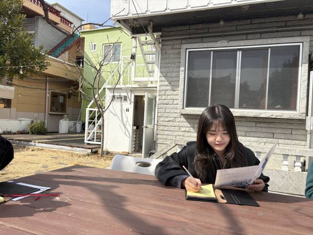 기자가 인물 설정집을 분석하고 있다.