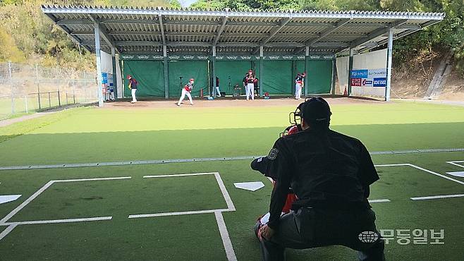 심판진과 코칭스태프, 투수들이 한자리에서 땀흘리고 있다.