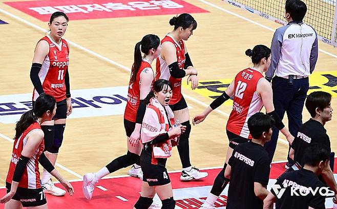 11일 GS칼텍스와 경기를 치르고 있는 페퍼저축은행 선수단. KOVO 제공