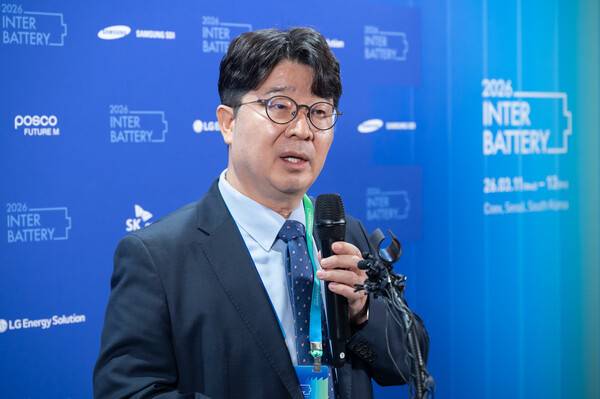 인터배터리 2026 한국배터리산업협회 엄기천 회장 도어스태핑 현장 사진 . / 사진=한국배터리산업협회.