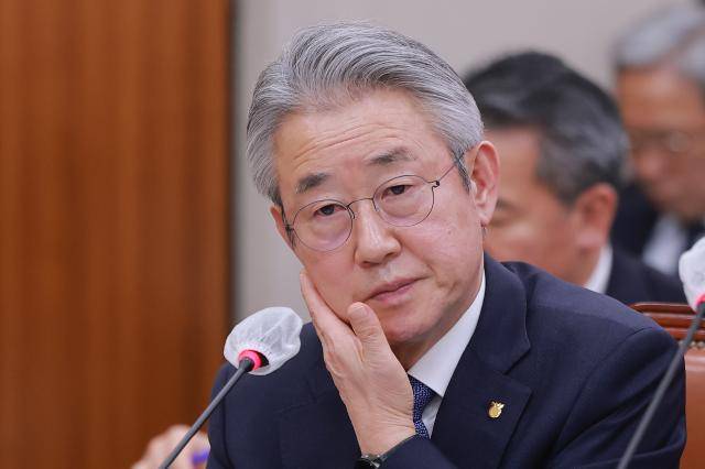 2026년 3월 국회에서 질의에 답하는 강호동 농협중앙회장