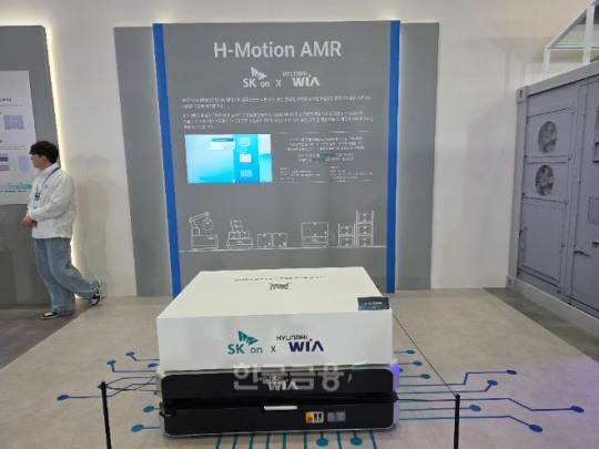 SK온 배터리가 탑재된 현대위아 물류로봇. / 사진=김재훈 기자