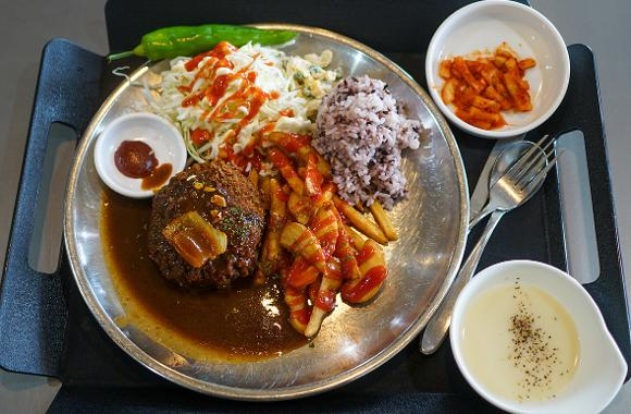 로컬 맛집 고관함박에서 만나볼 수있는 함박스테이크. (사진제공=한국관광공사)