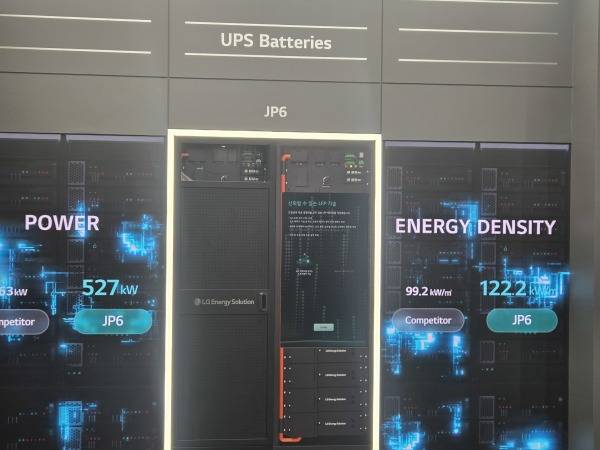 LG에너지솔루션 부스에 전시된 차세대 JP6 무정전전원장치(UPS)용 랙 시스템./사진=미디어펜 김동하 기자