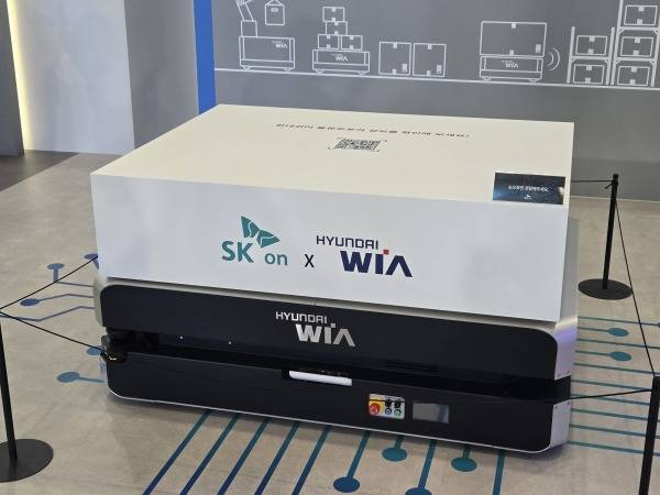 SK온 하이니켈 삼원계 배터리가 탑재된 현대위아의 물류로봇(AMR)./사진=미디어펜 김동하 기자