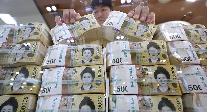 ▲일부 은행이 아파트담보대출 금리를 낮췄지만 시장금리 상승에 체감 효과는 제한적이라는 지적이 나온다.