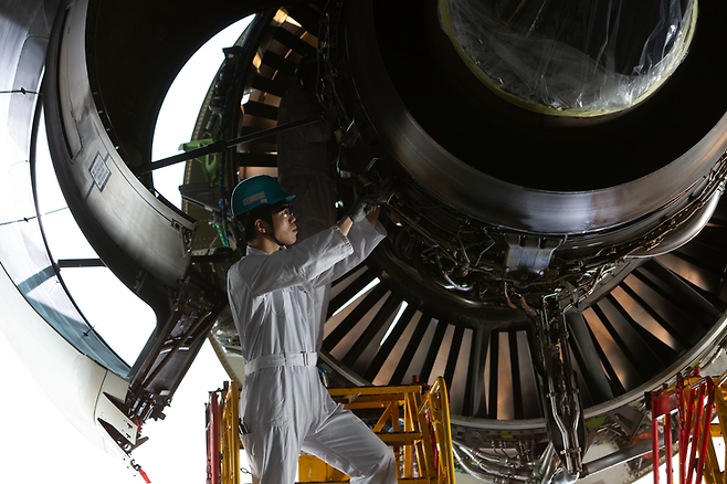 ▲대한항공 정비사가 엔진을 정비하는 모습. 사진=코리안 에어 테크닉스 재팬(KATJ, Korean Air Technics Japan) 제공