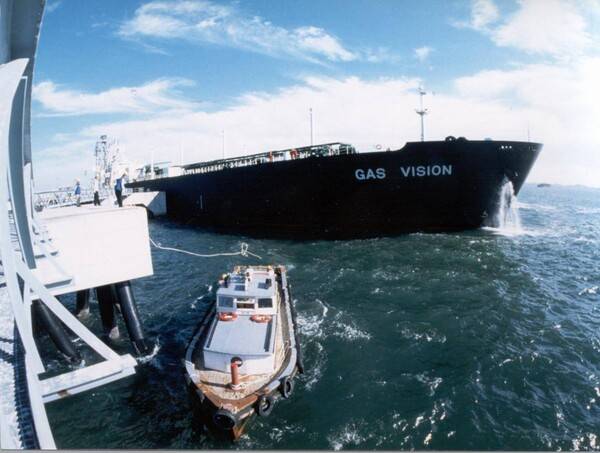 ▲중동 등 해외에서 도입된 가스를 이송하기 위해 부두에 접안하고 있는 선박의 모습.