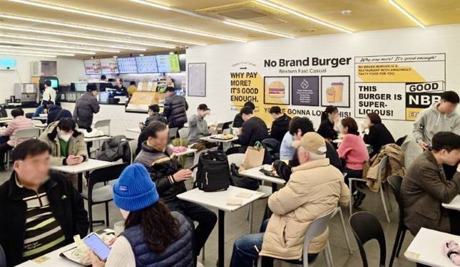 노브랜드 버거 매장 내부 전경./사진=신세계푸드 제공