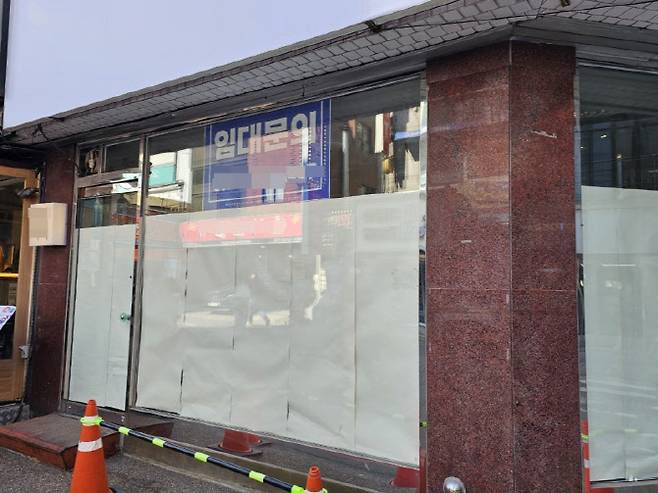 서울 강남구 신사동 가로수길 한 공실 상가에 임대 문의 안내문이 붙어 있다.(사진=김은경 기자)