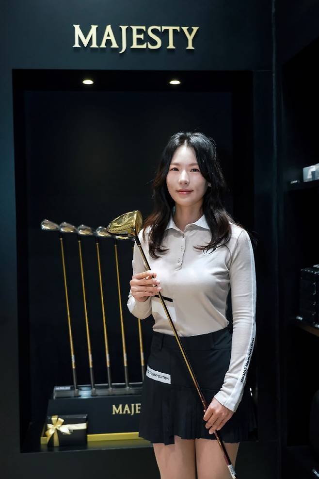 마제스티골프의 공식 앰배서더가 된 김자영이 클럽을 들고 포즈를 취하고 있다. (사진=프레인스포츠)
