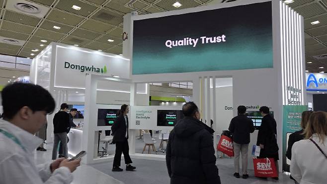 11일 서울 강남구 코엑스에서 개막한 국내 최대 배터리 전시회 인터배터리 2026의 동화일렉트로라이트 부스 앞 모습이다.(사진=김세연기자)