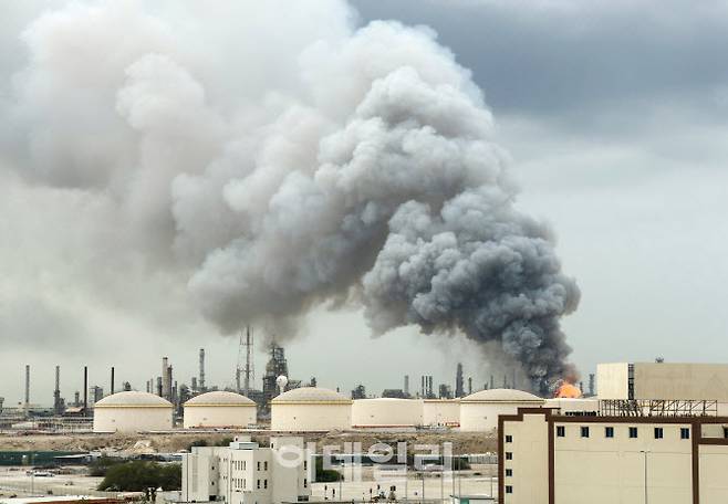 9일(현지시간) 바레인 시트라 섬(Sitra Island)의 밥코 에너지(Bapco Energies) 정유 시설이 이란의 드론과 미사일 공격을 받아 화재가 발생해 불꽃과 연기가 피어오르고 있다.(기사와 직접 관련 없음)