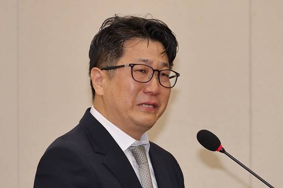 문지석 당시 부장검사가 지난해 국회 국정감사에서 질의에 답변하며 눈물을 흘리는 모습. 〈사진=연합뉴스〉