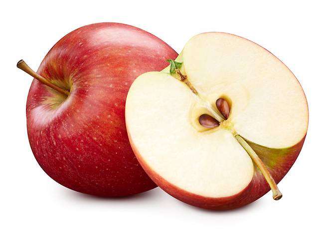 사과의 껍질 부위에 많은 식이섬유는 혈당 스파이크 억제, 나쁜 콜레스테롤 배출, 장 건강 증진 등 도움을 준다. 사진=게티이미지뱅크