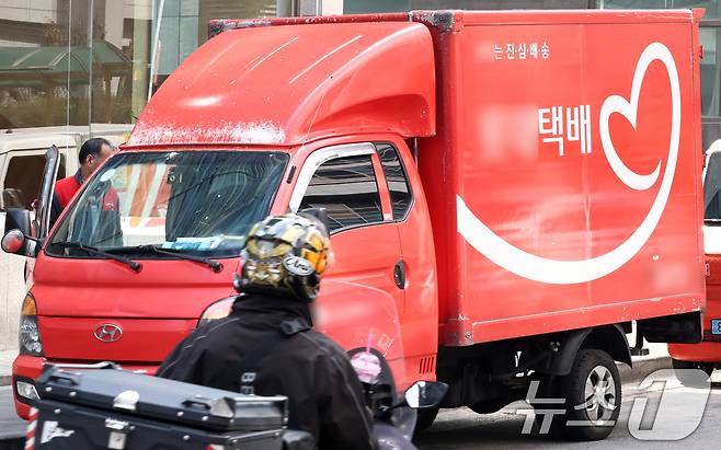 노란봉투법(노조법 2·3조 개정 법률) 시행을 하루 앞둔 9일 서울 거리에서 택배 기사들이 배달을 하고 있다. 2026.3.9 ⓒ 뉴스1 최지환 기자