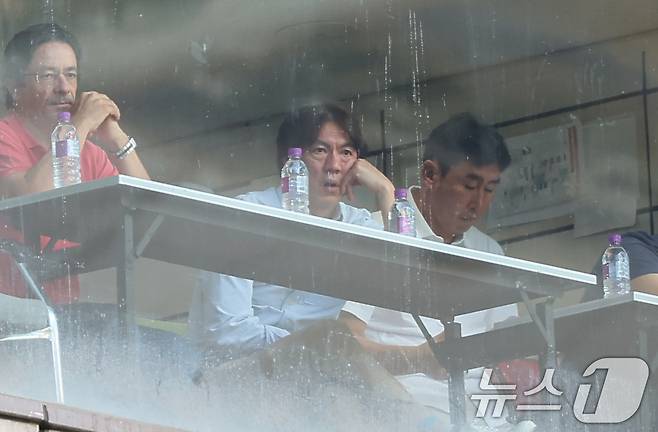 홍명보 축구 국가대표팀 감독이 29일 오후 서울 마포구 서울월드컵경기장에서 열린 하나은행 K리그1 2024 32라운드 FC서울과 수원FC의 경기를 관람하고 있다. 홍명보 감독은 오는 30일 서울 종로구 축구회관에서 2026 북중미 월드컵 아시아 3차 예선 3,4차전에 참가할 선수 명단을 발표한다. 2024.9.29 ⓒ 뉴스1 김도우 기자